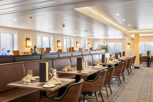 HX Hurtigruten Expeditions MS Spitsbergen Aune Restaurant 1 ©Espen Mills.jpg